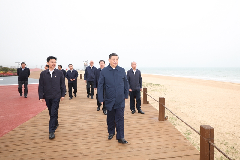 5月22日至24日，中共中央總書記、國家主席、中央軍委主席習(xí)近平在山東考察。這是22日下午，習(xí)近平在日照市陽光海岸綠道考察。