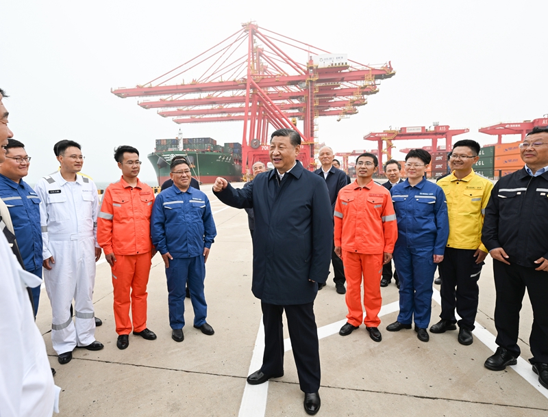 ??5月22日至24日，中共中央總書記、國家主席、中央軍委主席習(xí)近平在山東考察。這是22日下午，習(xí)近平在日照港親切慰問港口科技工作者、運營人員、航運人員。 